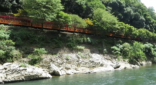 From Hozukyo Station to Arashiyama, enjoy a journey along the Hozu River, immersing yourself in the great outdoors. (Cultural tourism and natural sightseeing)